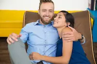 hispanoamericana con esposo alemán felices en casa alemana celebrando certificado alemán A1 telc goethe para su residencia